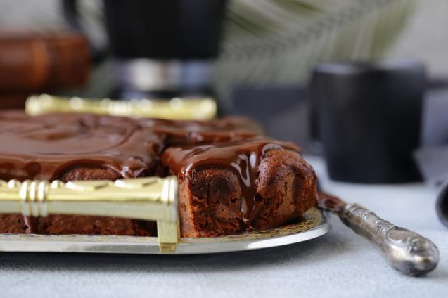 Bolo brownie com nozes e recheio de beijinho